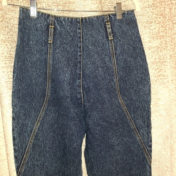 Vintage High Rise Jeans with Tapered Legs and Relaxed Fit - Picture 6 of 9
